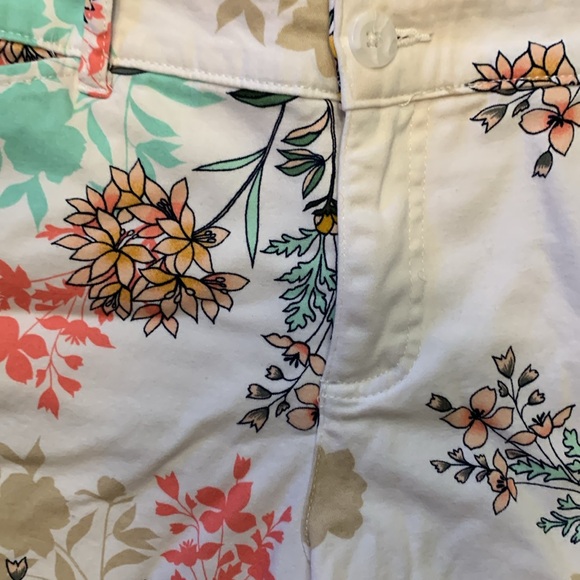 St. John’s Bay Gorgeous Floral Capris by St. John’s Bay Size 12P - Picture 4 of 10